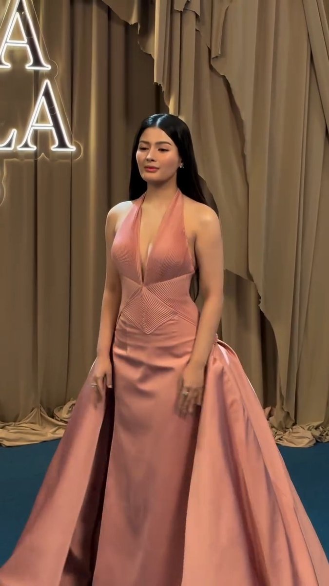We definitely can’t take our eyes off of #AZMartinez tonight here at the #GMAGala2025! 😍🩷