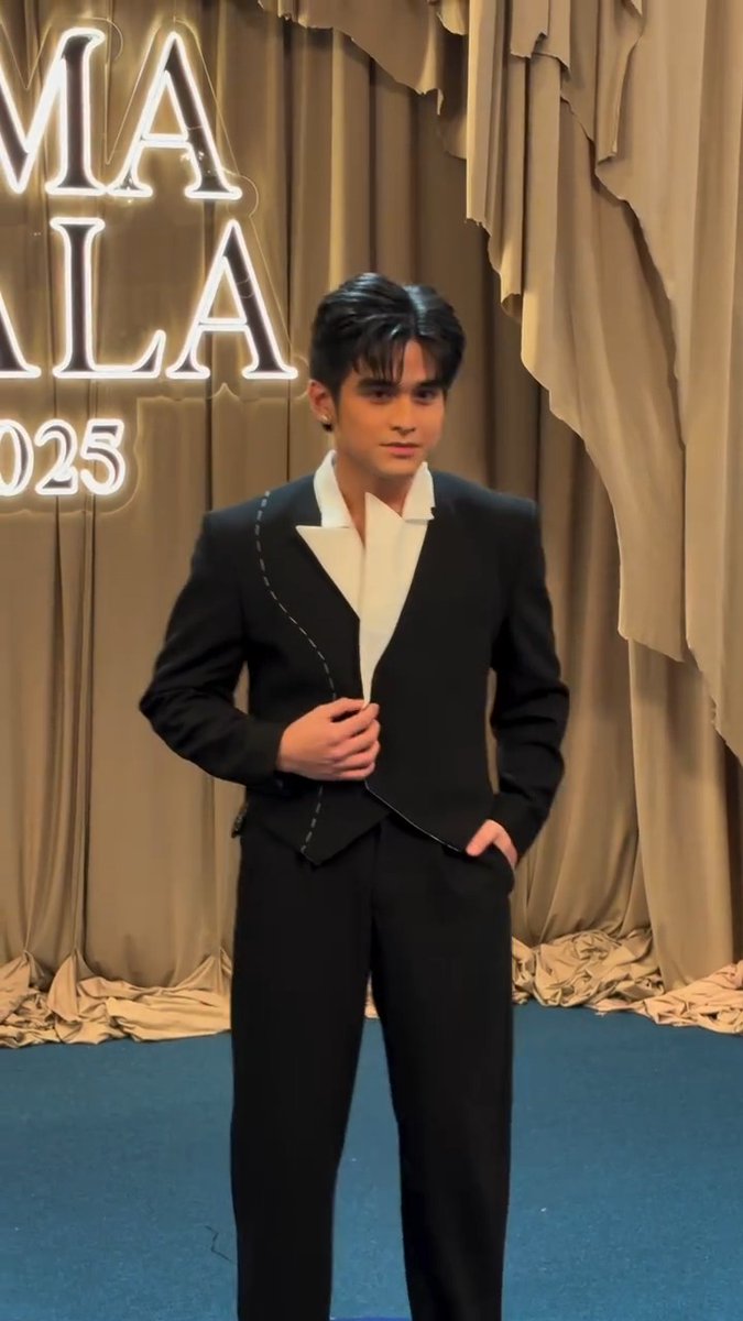#WillAshley is slaying the blue carpet here at the #GMAGala2025! 😎💙