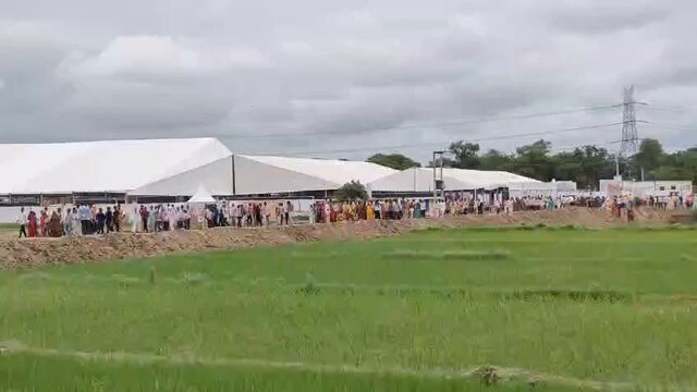 कल ही कहा था - काशी की तैयारी पूरी है , आज काशी ने दिखा भी दिया। प्रधानमंत्री के भाषण के दौरान ही काशी की जनता का लौट जाना इस बात का संकेत है कि अब दिखावे और जुमलों से पेट नहीं भरता।