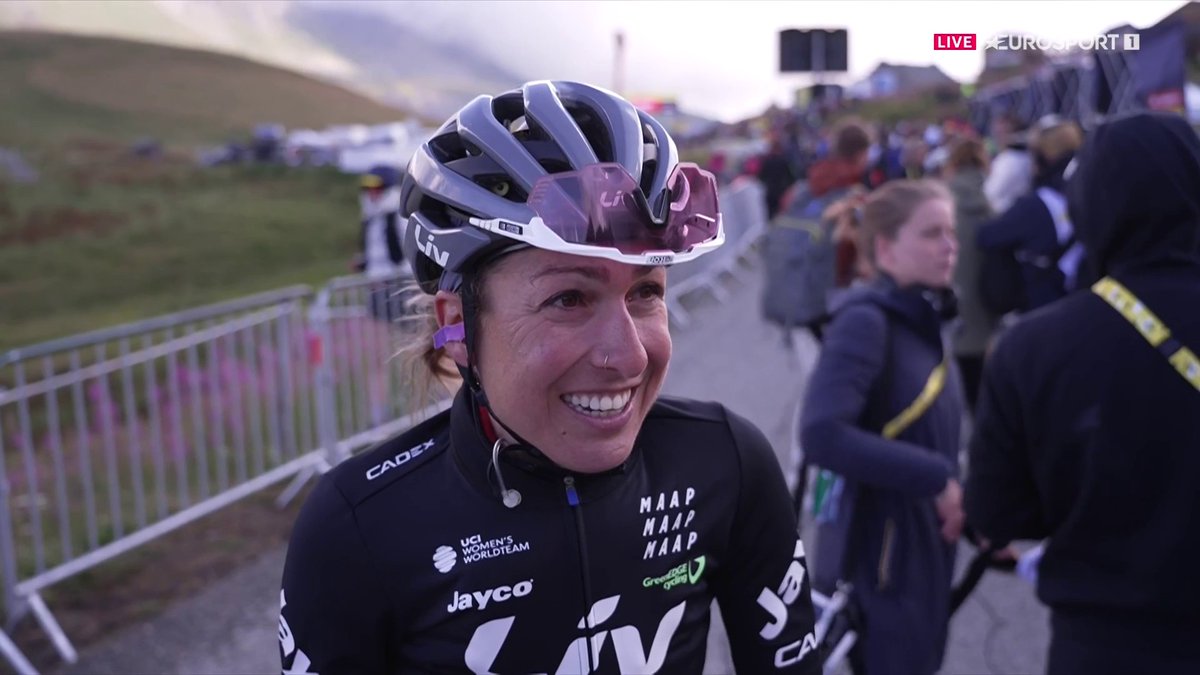 🗣️🔝 Entrevistón el que acaba de regalarnos Laura Álvarez con MAVI GARCIA en #LaMontonera 🔎 "Para mí las dos favoritas antes de empezar @letourfemmes eran PFP y Gigante" 💥 "Mañana lo voy a probar" 😊 "He disfrutado muchísimo subiendo tranquila en La Madeleine" #TDFF2025