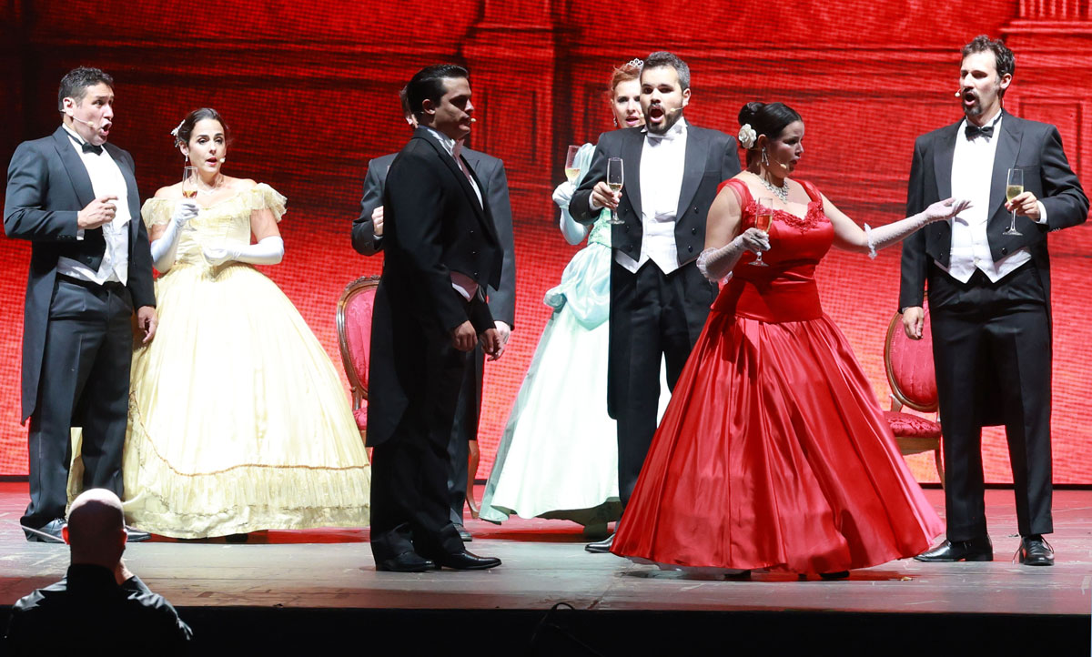 🎥 VÍDEO | 🎼 La ópera 'La Traviata' levanta en aplausos al público de Castrelos 🔗 Así se vivió la cita en el propio auditorio vigués 👉