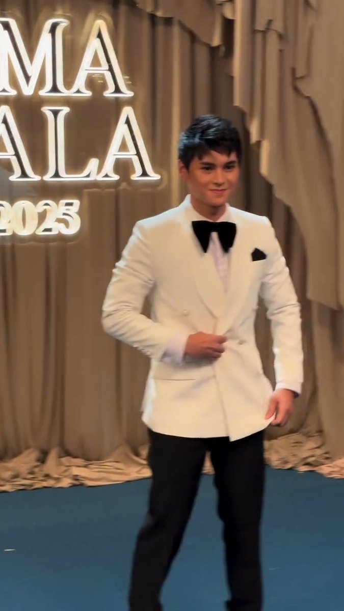 LOOKING GOOD, PAPS 🤍 #DustinYu slayed the blue carpet in his white suit here at the #GMAGala2025 🌟