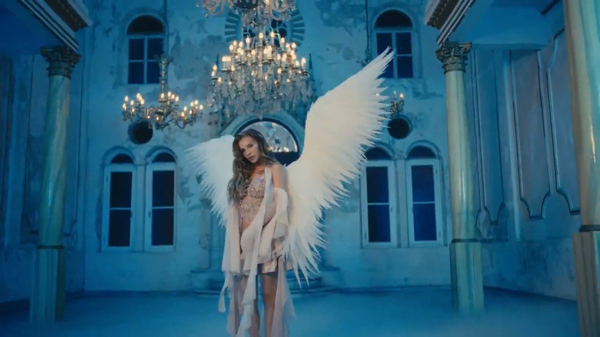 #YENİ Feride Hilal Akın’ın son klibini izlerken tek düşüncem: “Bu kadar mı özenilir?” Kanatlı styling, sinematik kurgu, atmosfer… Her saniyesi büyük özenli, çok farklı.. “klip kültürü bitiyor” diyenlere kapak olacak türden. Feride Hilal Akın - #LIMBO