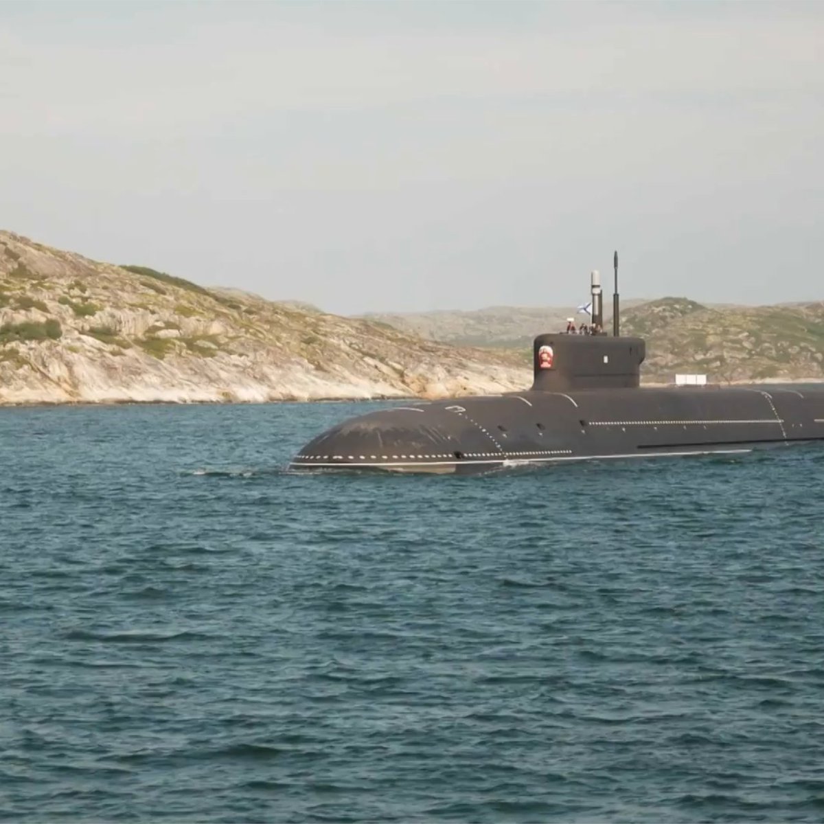 🇷🇺Rusia pone en servicio un novedoso submarino nuclear estratégico El nuevo submarino nuclear estratégico ruso Kniaz Pozharski llegó a la base permanente de la Flota del Norte, Gadzhíyevo, en la provincia rusa de Múrmansk. 📍