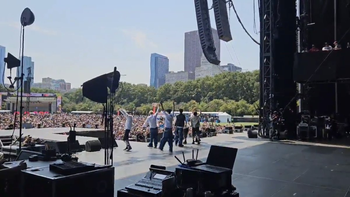 Did you enjoy today with KickFlip, leaving all the complicated thoughts behind?😝 #KickFlip #킥플립 #Lollapalooza