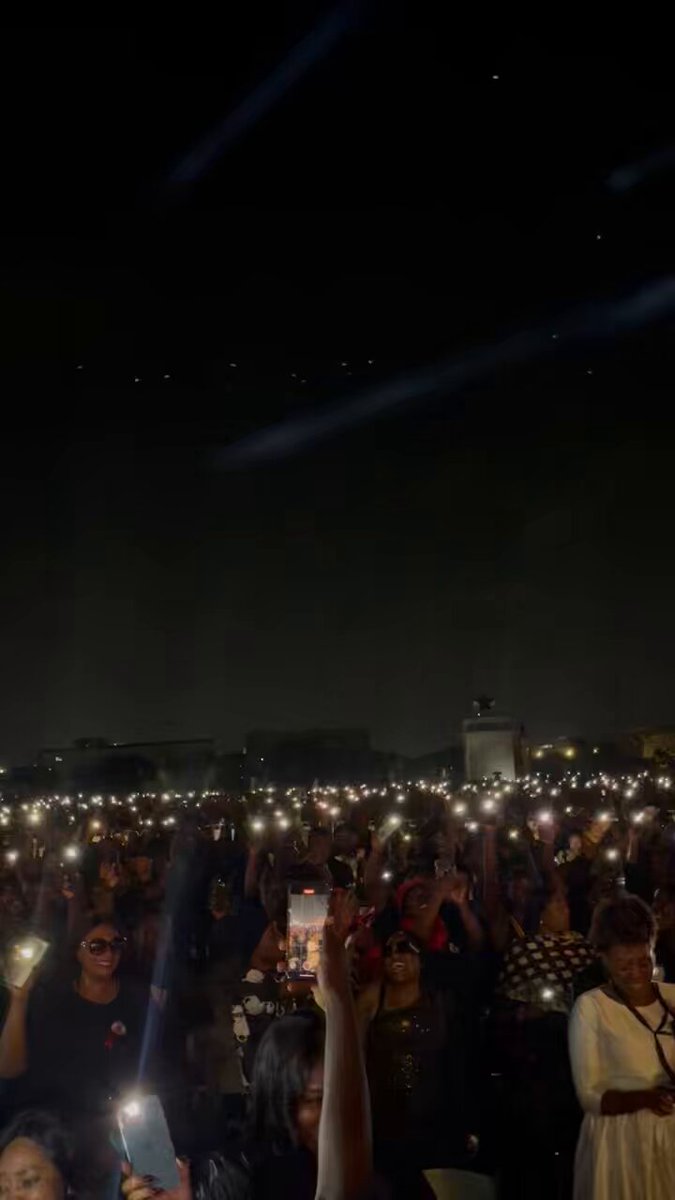 Nostalgic moment at the Independence Square as Daddy Lumba’s official DJ, Andy Dosty sets the tone for the National Candle light vigil for Daddy Lumba.
