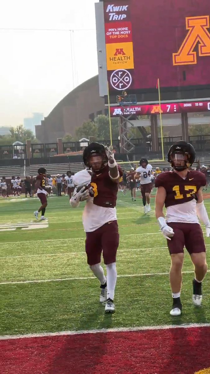 .Koi Perich for 7⃣0⃣ yards 👀🃏 #RTB #SkiUMah #Gophers