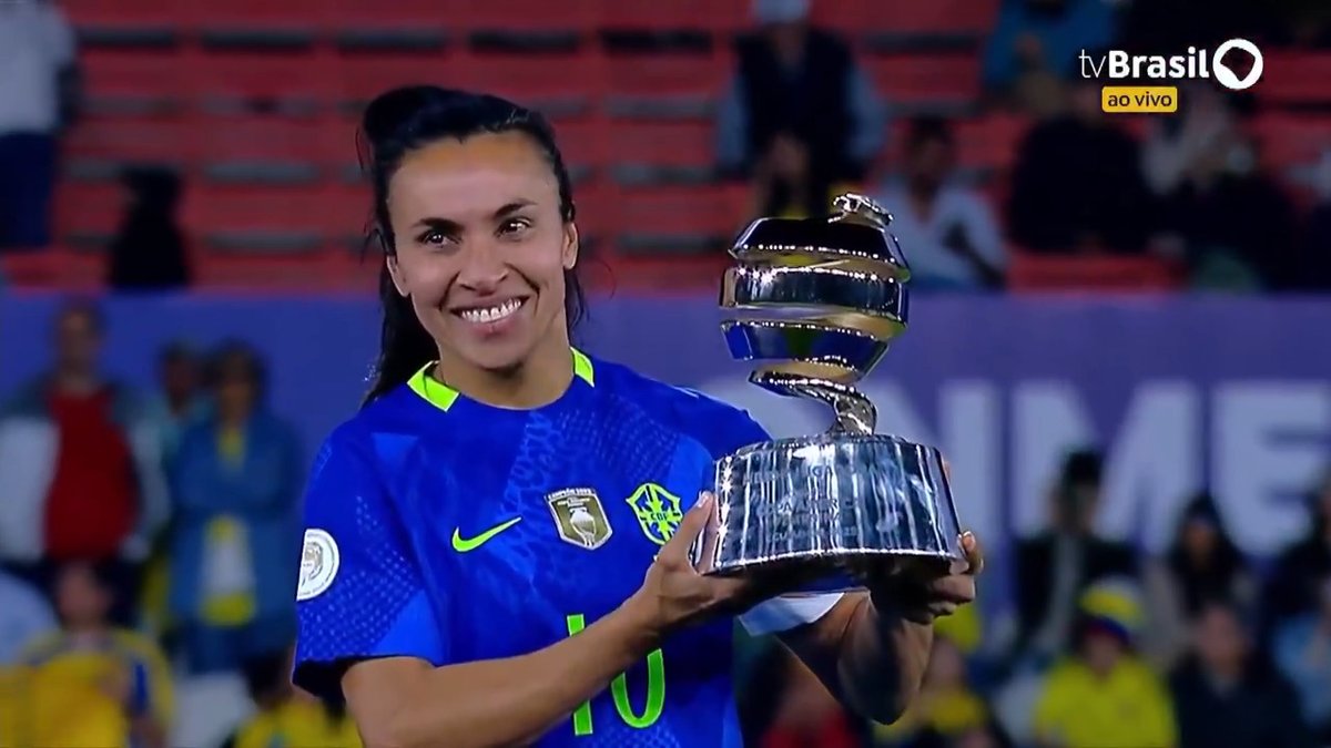 Marta recebe o troféu mais que merecido de Melhor Jogadora da Conmebol Copa América Feminina 2025. 🏆🇧🇷⚽👏👏👏 #ATelaDoFutebolFeminino #CopaAmericaFEM