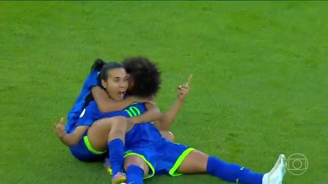 O golaço de Marta no último lance do 2º tempo, que levou o Brasil para a prorrogação da final da Copa América. 👑🇧🇷 🎥 TV Globo 📺 | ge