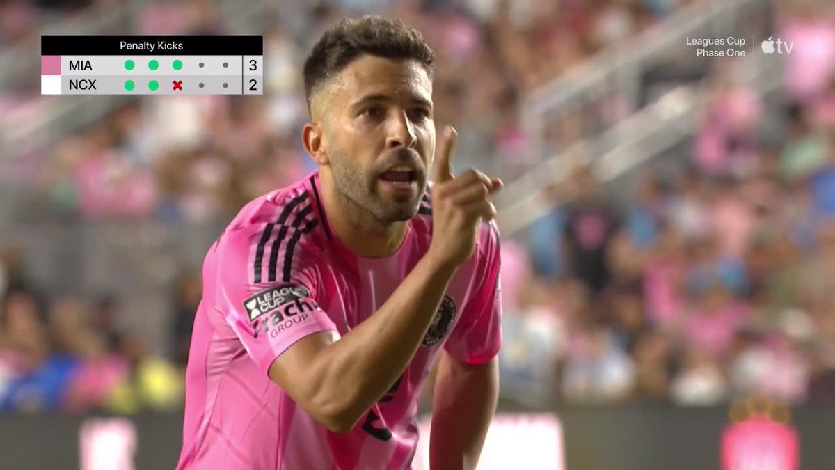 ¿TE ESPERABAS ESTE CRUCE? Unsain, arquero de Necaxa, le pidió a Jordi Alba que ejecute el penal hacia un lado y luego de anotarlo le respondió... 📹 Leagues Cup | #LeaguesCup2025 on Apple