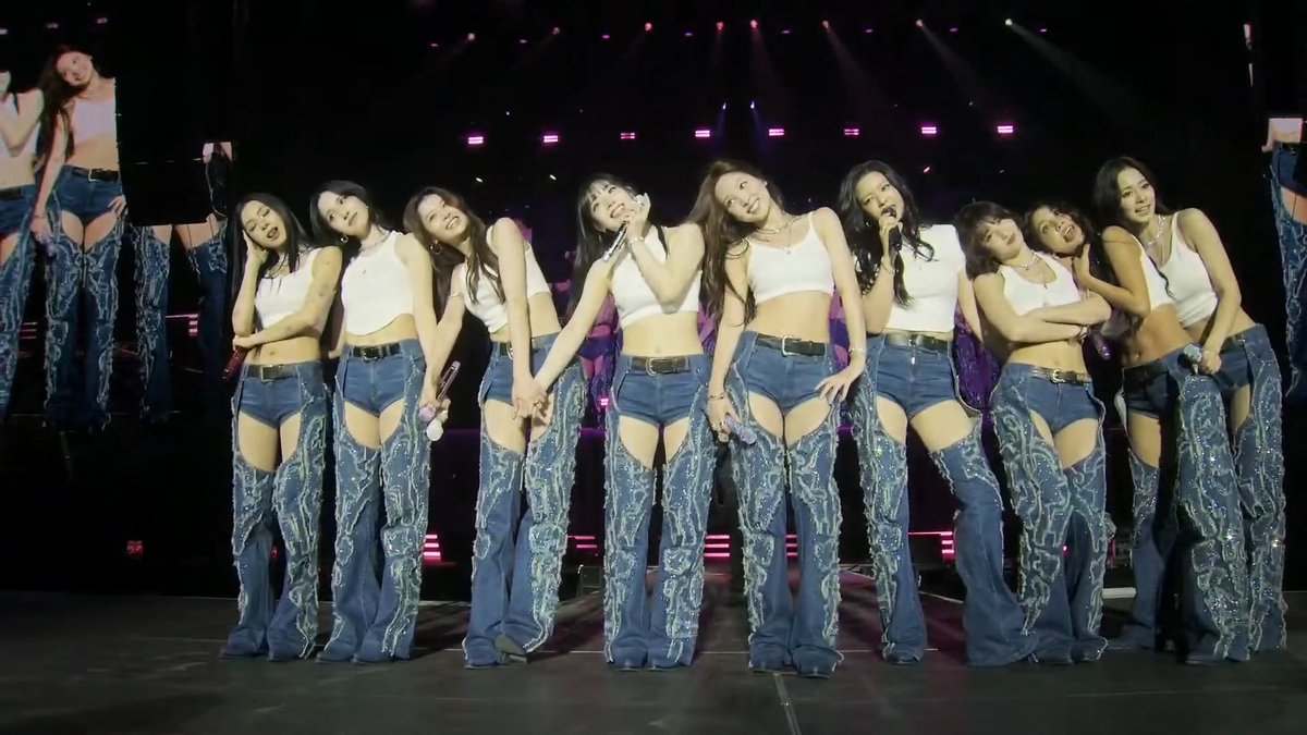 TWICE FAMILY MOMENT AND JIHYO'S WHAT IS LOVE BRIDGE AT LOLLAPALOOZA