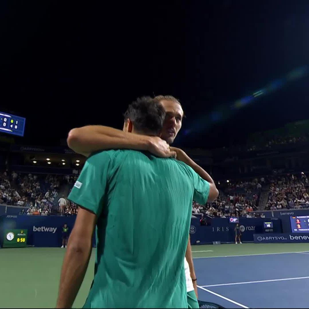 CERUNDOLO ABANDONNE 🤕 Sur abandon de Francisco Cerundolo (6-4, 1-0, ab.), Alexander Zverev atteint son 33e quart de finale en Masters 1000, le 5e au Canada. 🖐️🇩🇪 Il affrontera le champion en titre Alexei Popyrin pour une place en demi-finales. ⚔️