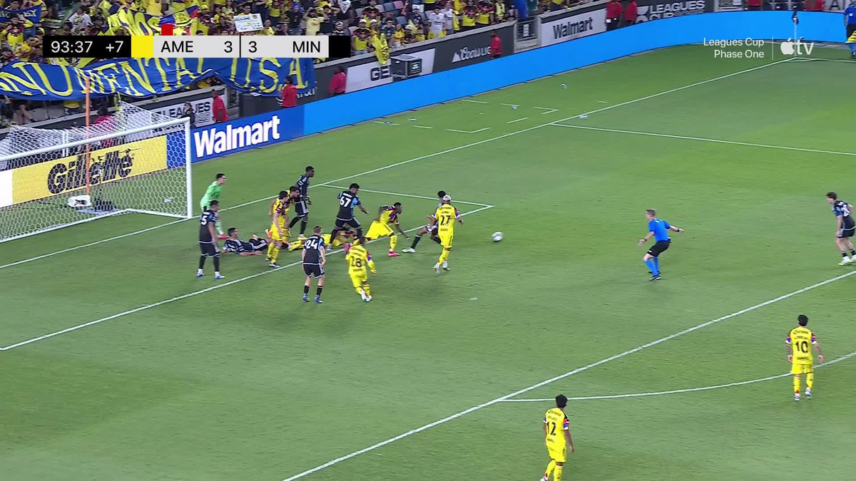 La locura de atajada por la que el América se mantiene con vida en la Leagues Cup. Este sí es el verdadero Malagón. Este tipo de salvadas son las que lo convirtieron en referente y leyenda del club más grande de México. La tapada del torneo 😮💨🧤