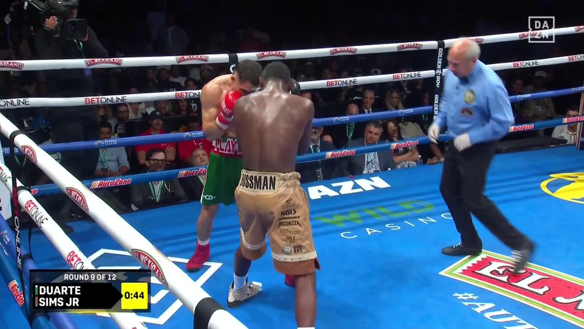 Kenneth Sims Jr. is landing BIG on Oscar Duarte now 👀 #DuarteSims | Live NOW on DAZN