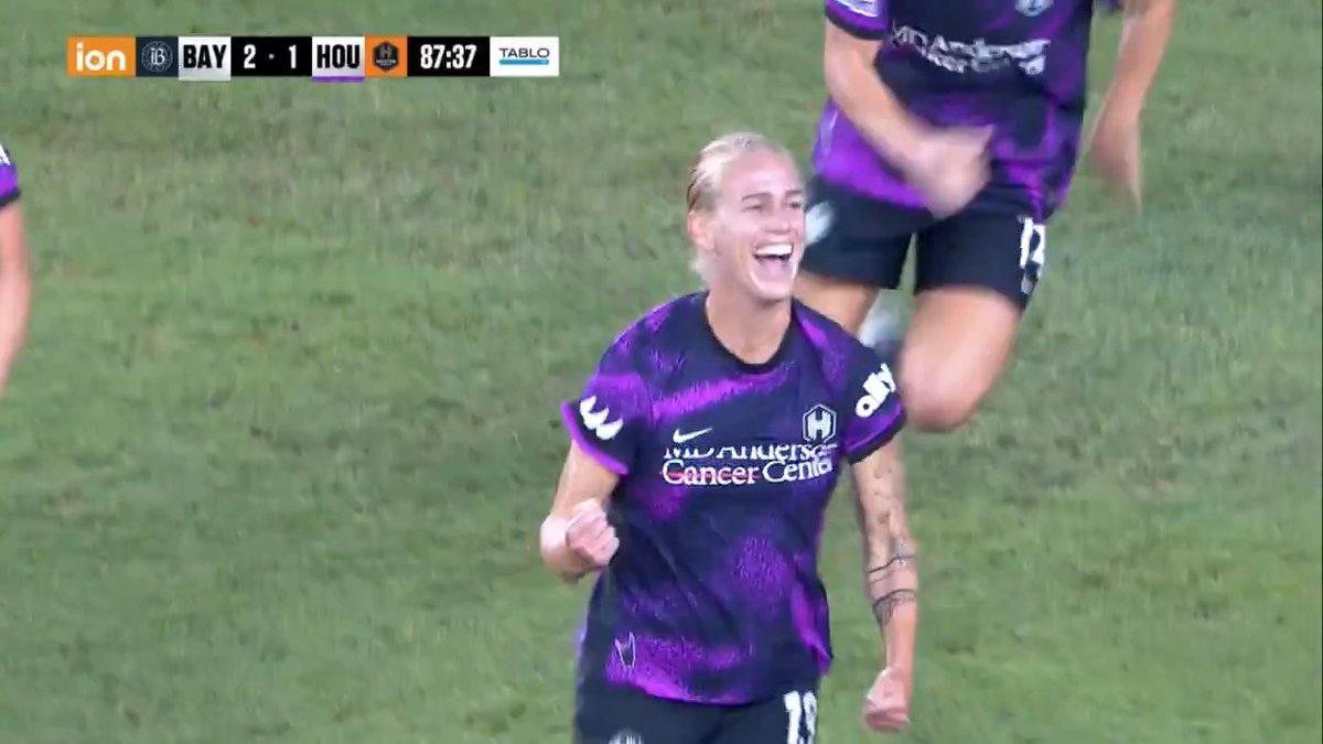 Sophie Schmidt. Right place, right time 👌