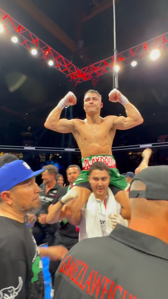 The crowning moment for Oscar Duarte 👑🇲🇽 #DuarteSims | LIVE on DAZN | 𝒕𝒐𝒏𝒊𝒈𝒉𝒕