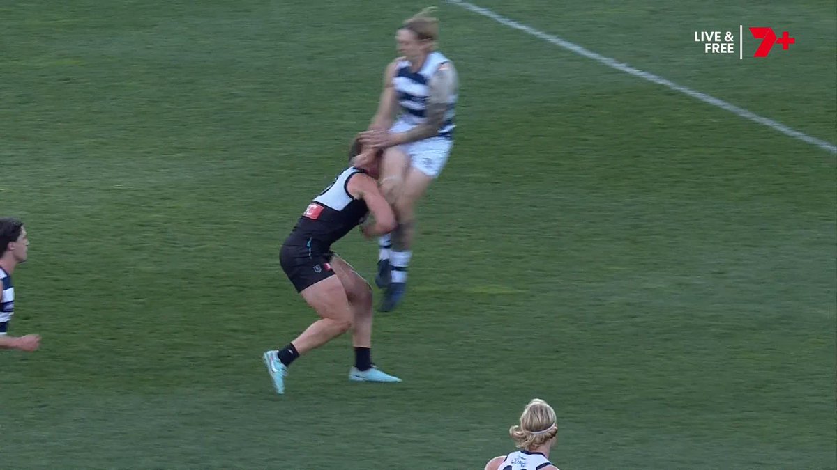 "His only intention was to play the ball." 🗣️ Nick Riewoldt on this incident involving Tom Stewart and Ollie Wines