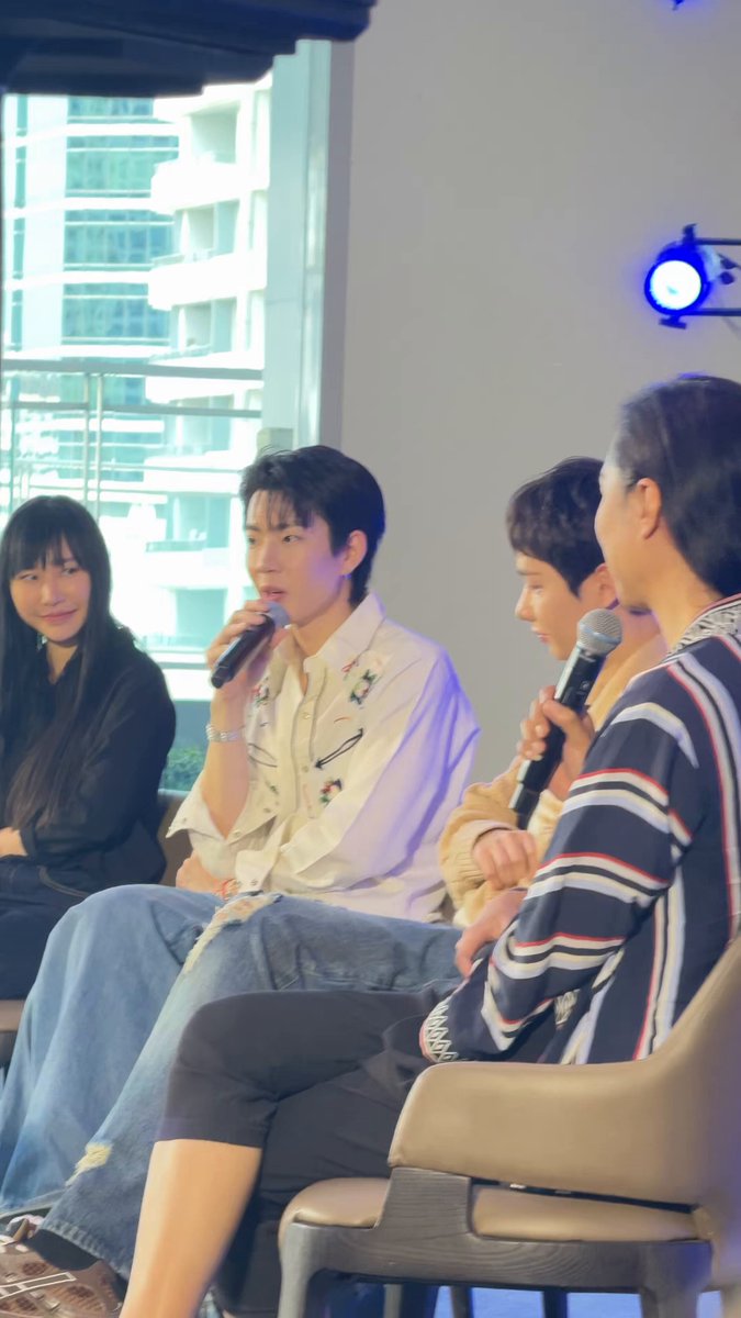 พี่ออฟบอกว่าบทพี่ก่อ คนจะไม่เอาใจช่วยผมแน่นอน ฟค ตอบว่าดีกว่าไอ้ค้าย พี่ออฟหันไปขอบคุณจิตติเรนนักเขียน 5555555555 BURNOUT SYNDROME NOVEL FEST #มหกรรมนิยายนานาชาติ2025xOG #BurnoutSyndromeSeries #ออฟกัน #OffGun
