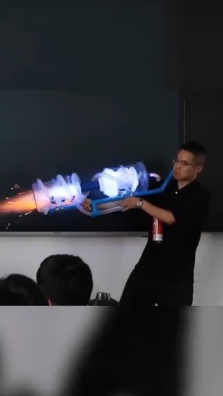 Recently in Jingdezhen, Jiangxi Province, a physics teacher demonstrated how internal combustion engines work using a handmade "plasma cannon."