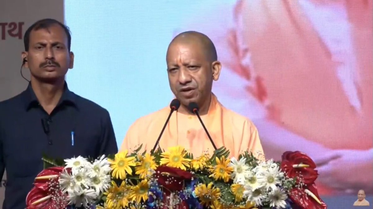याद करिए वर्ष 2017 के पहले की स्थिति क्या थी? भर्ती निष्पक्ष और पारदर्शी तरीके से नहीं होती थी, भेदभाव होता था, पैसे का लेन-देन होता था, एक-एक भर्ती पर 'बोली' बोली जाती थी... परिणाम क्या था- प्रदेश की कानून-व्यवस्था तहस-नहस हो गई थी...