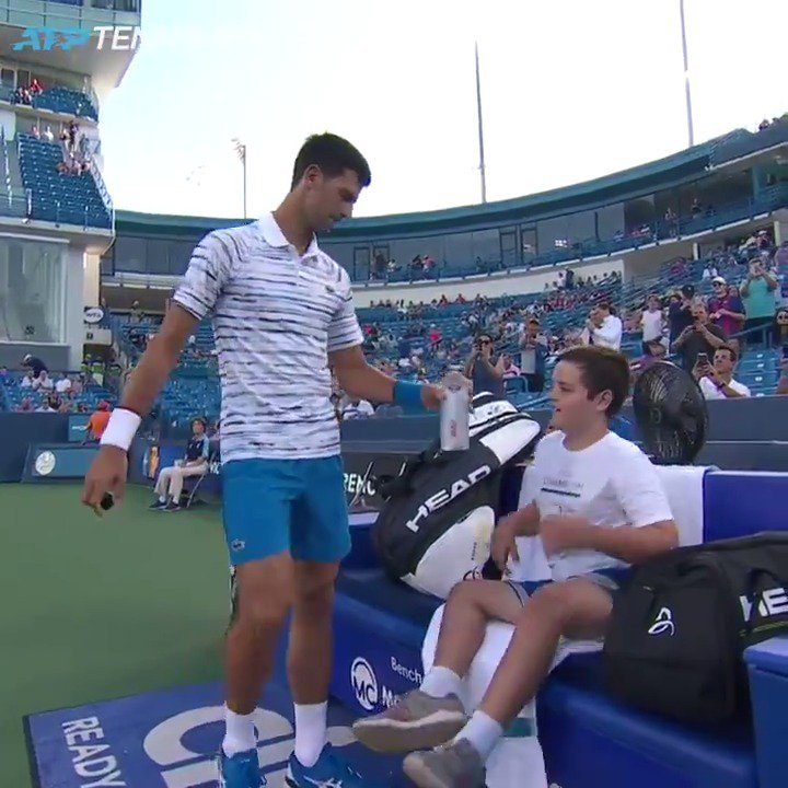 When Novak Djokovic made a young boy’s day and earned a lifelong fan. The boy in this video is named Joel and he survived stage 4 cancer. Djokovic gave Joel a moment he will never forget. Goat but before that, a Kind human ❤️🐐