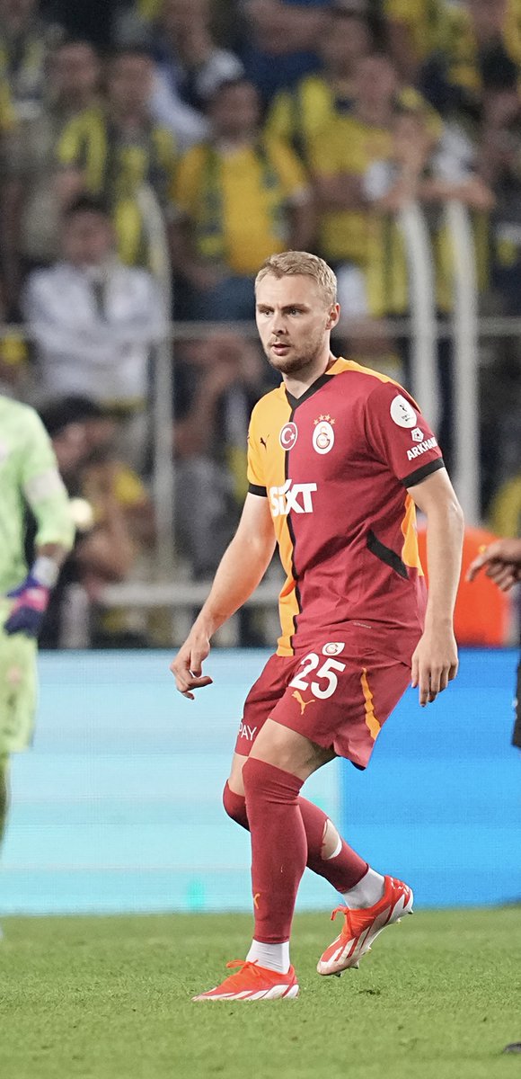 Birkaç hafta yedek kaldın diye kariyerini silktin attın. Ki sen kalitenle Davinson’u haftalarca yedek oturtan adamdın. B0k vardı