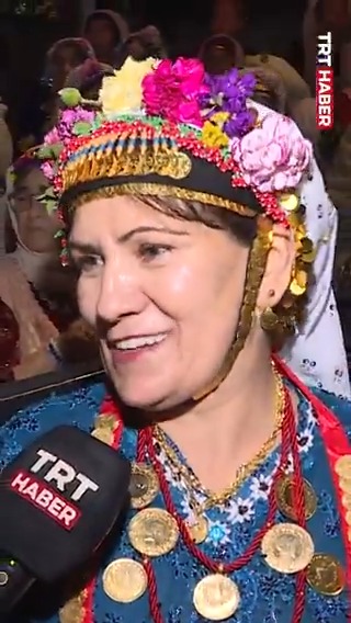 🤵👰Muğla'nın Milas ilçesine bağlı Çomakdağ'da 500 yıllık düğün geleneği sürüyor. 💐Genç çiftler, 4 gün 4 gece süren törenlerle evleniyor. TRT Haber, turistlerin de ilgi gösterdiği bu renkli düğünlerden birine konuk oldu.