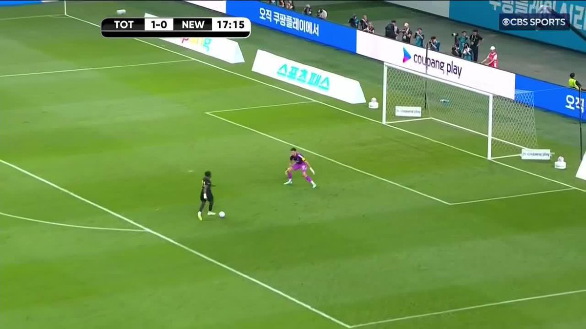 A HUGE chance for Tottenham! 🤯 Nick Pope comes out on top of an incredible one-on-one chance with Mathys Tel 🧤