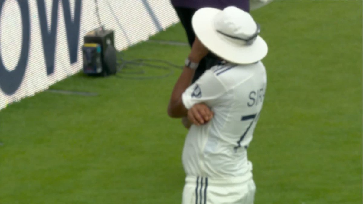 Harry Brook survives! 😱 Mohammed Siraj takes the catch but then stumbles over the boundary, it's a six! 😮