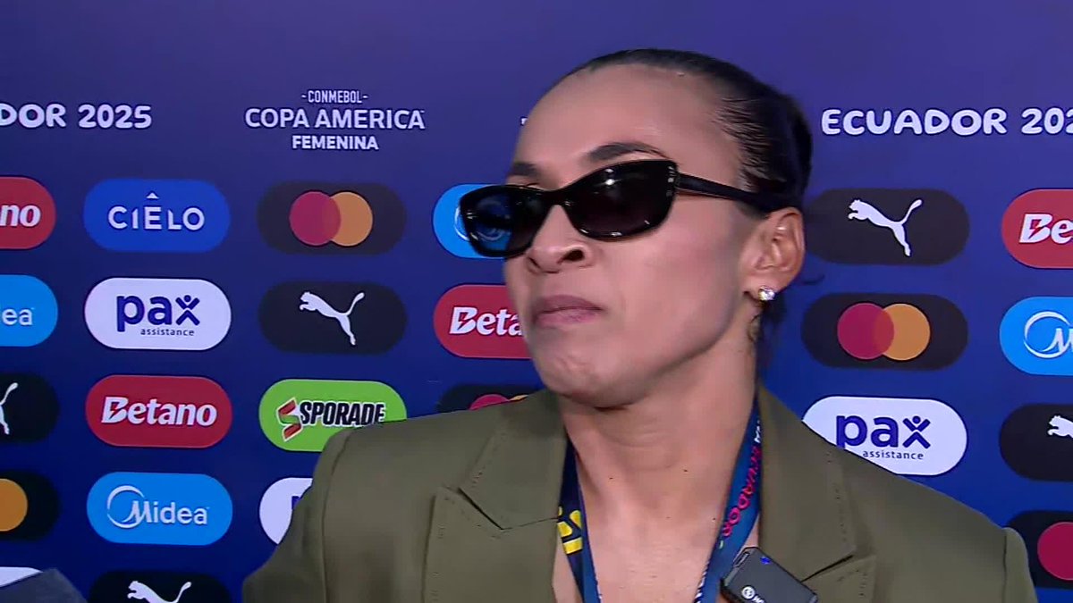 RAINHA NA COPA DE 2027? 👀👑 Emocionada, Marta falou sobre a possibilidade de seguir jogando pela seleção brasileira até a Copa do Mundo de 2027, que será sediada no Brasil, e sobre sua torcida pelas meninas caso ela não esteja mais em campo.