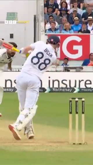 Harry Brook's explosive innings comes to an end with a typically explosive dismissal 😮 #BBCCricket #ENGvIND