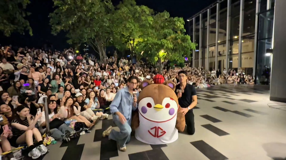 จอส - กวิน และ GUINZLY ดีใจที่ได้เจอทุกคนวันนี้น้า ขอบคุณที่เอ็นดูและต้อนรับ GUINZLY เป็นอย่างดีนะครับ แล้วมาเจอกันใหม่น้า JWR Gawin Caskey #มหกรรมนิยายนานาชาติ2025xJG #GMMTV