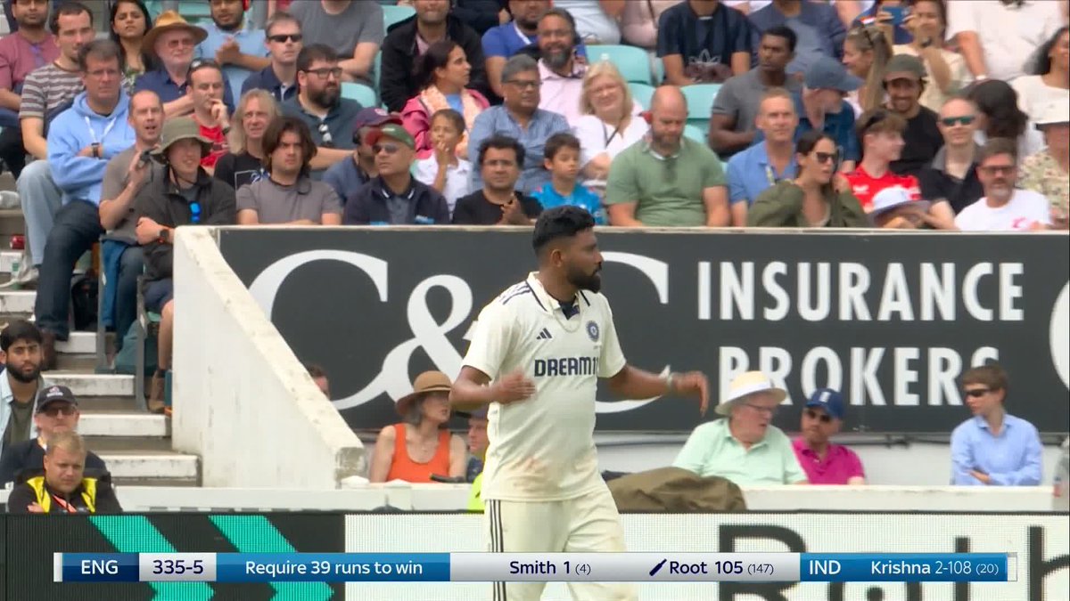 "Virat Kohli-style" Siraj calls on the crowd 🗣️