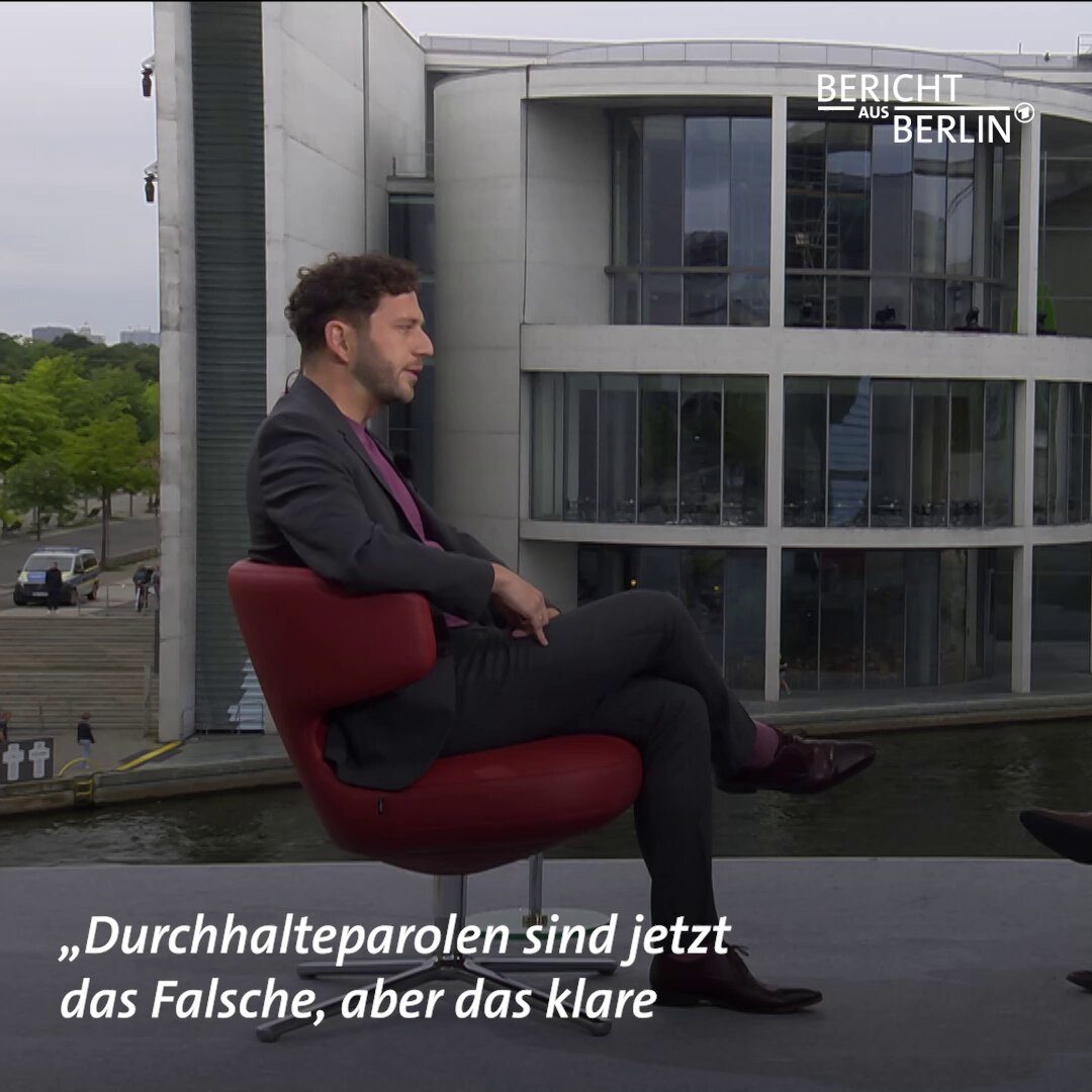 „Wir geben den Osten nicht auf und wir kämpfen darum, dass der Osten uns nicht aufgibt“ – Der Co-Parteichef der Grünen, Felix Banaszak, räumt im #ARDSommerinterview mit Matthias Deiss ein, dass die Grünen stärker gesamtdeutsch denken müssen.