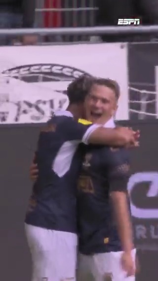 De ban is gebroken in de Johan Cruijff Schaal: Mathis Suray zet Go Ahead verrassend op 0-1! 🦅 #PSVGAE