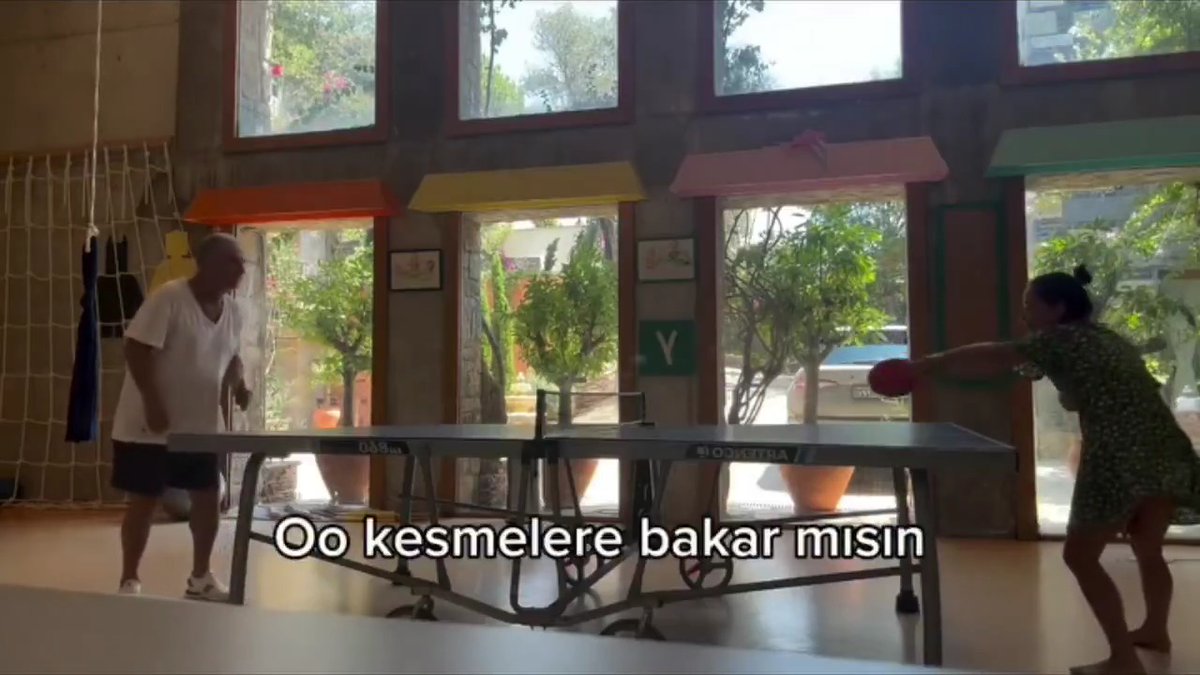 Fatih Terim, kızıyla birlikte masa tenisi oynuyor.