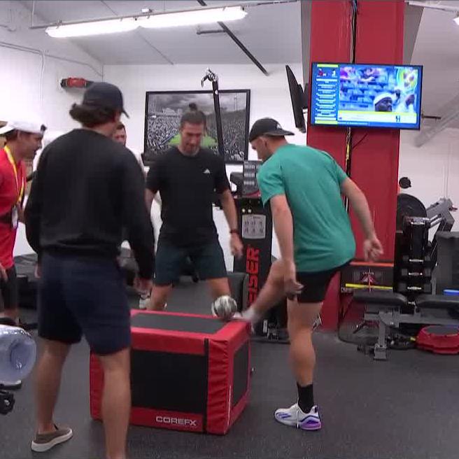 Curiosa y divertida forma de calentar antes de un partido. Siendo español, Davidovich no podía hacerlo de otra manera ⚽️