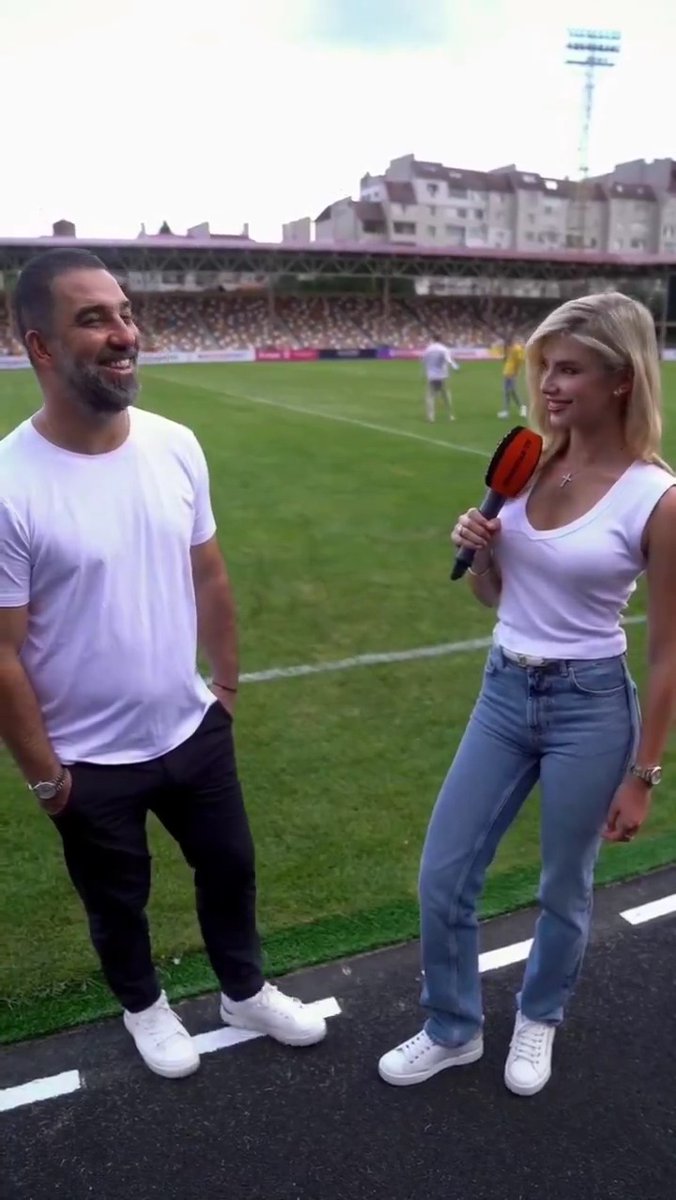 Arda Turan: "Çocuklar ve gençler için yardımcı olabileceğim ne varsa Ukrayna için buradayım." Daria Bondar: "Teşekkür ederim." (Türkçe) Arda Turan: "Bravo, bravo."