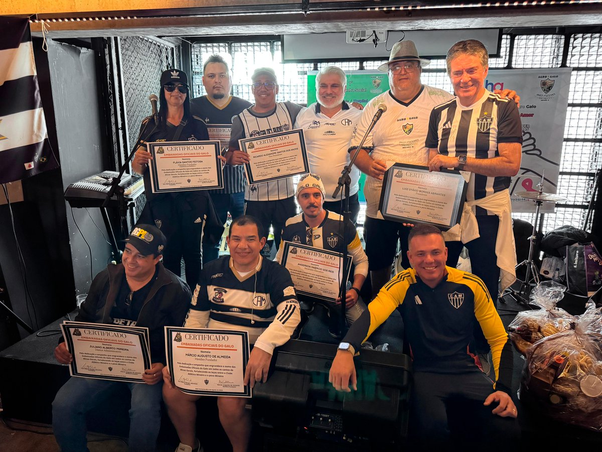 Reconhecimento aos nossos! 🐔 No 2º encontro das Embaixadas do Galo, neste domingo, o Atlético parabenizou e homenageou as Embaixadas do Clube pelo trabalho e dedicação em todos os cantos do mundo! Durante o evento, aconteceu a posse de Luiz Otávio Borges Abrantes, novo presidente da organização para o próximo biênio, e do Conselho Gestor. Eles se comprometem a promover os valores Alvinegros e a integração da Massa Atleticana! Sempre juntos pelo preto e branco! 🖤🤍