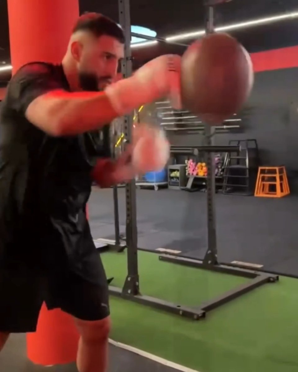Agit Kabayel looking sharp in the gym as he awaits his next fight date 🥊 Who do you want to see the WBC 'interim' heavyweight champion fight next? 🤔