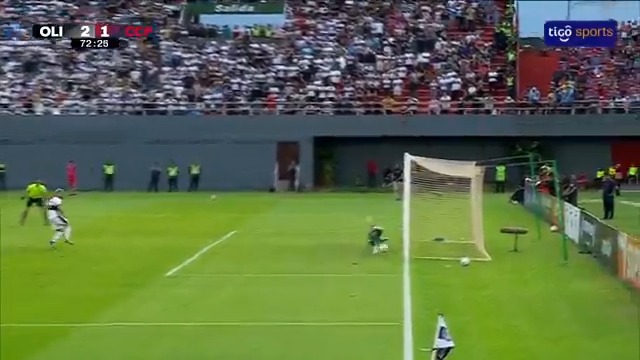 Alexis Martín Arias, ex Gimnasia y Argentinos, tapó un penal clave para dejar con vida a Cerro Porteño ante Olimpia. Su equipo dio vuelta un 2-0 y se quedó con el clásico 🇵🇾⚽