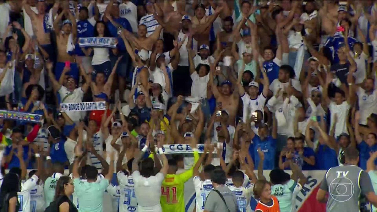 Jogadores do Cruzeiro festejam com a torcida a vitória sobre o Botafogo, no Rio.