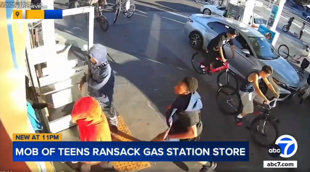 Mob of teens (seemingly actual teens this time) descend upon a Los Angeles, California gas station and loot it. They called the LAPD and were told there's nothing there's nothing they can do as it's only shoplifting 🤨 #CityLife #KarenBass #GavinNewsome #LosAngeles #california #urban #decay #teens #democrats #crime
