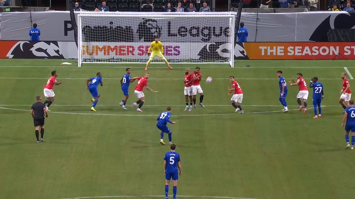 Jake O'Brien misses a GOLDEN opportunity to put Everton in front from close range! 😬