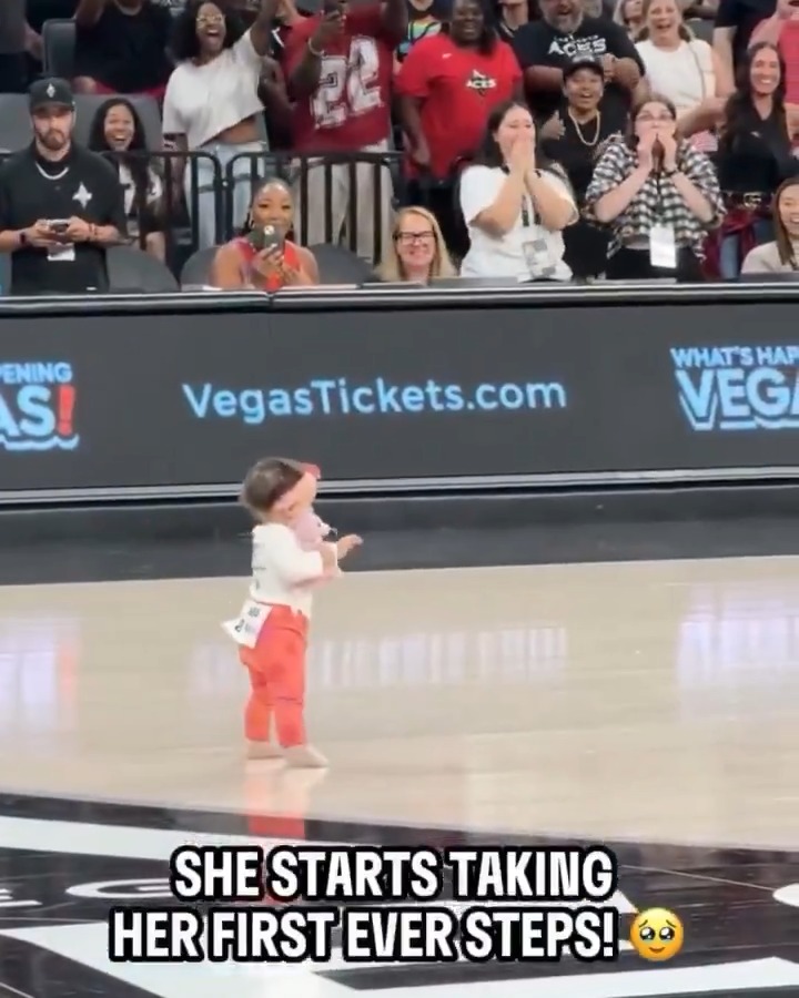 WNBAの試合のハーフタイム ハイハイレースに参加した赤ちゃんが競技中に初めて歩けるようになった😳😳
