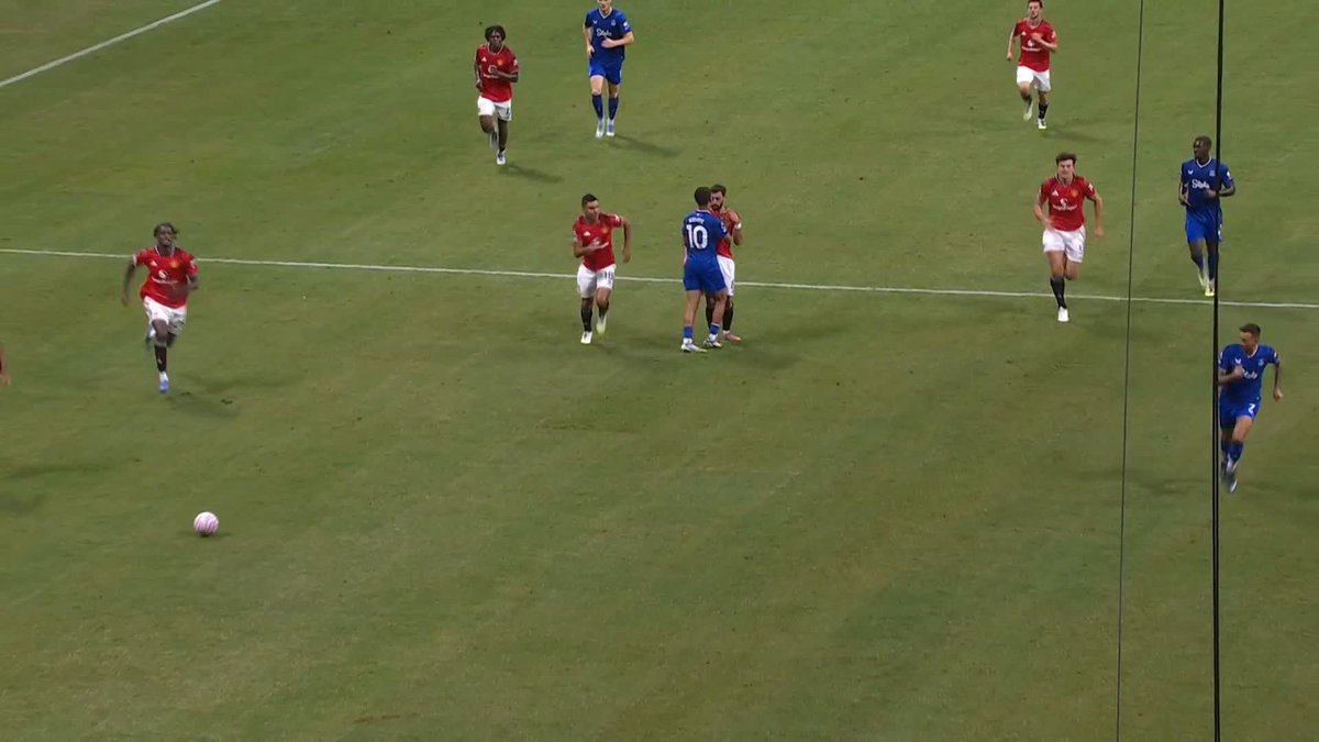 What a bizarre goal! 👀 Bruno Fernandes & Iliman Ndiaye clash on the halfway line before a scruffy goal draws Everton level...
