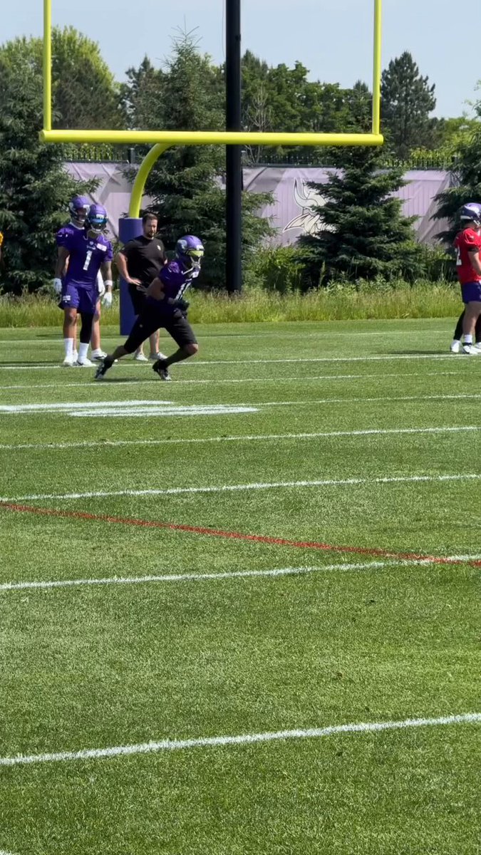 Fantasy Football fans: Stay away from WR Justin Jefferson. • Hamstring issues • New QB • Tough Schedule Not a top 5 WR in 2025/26.