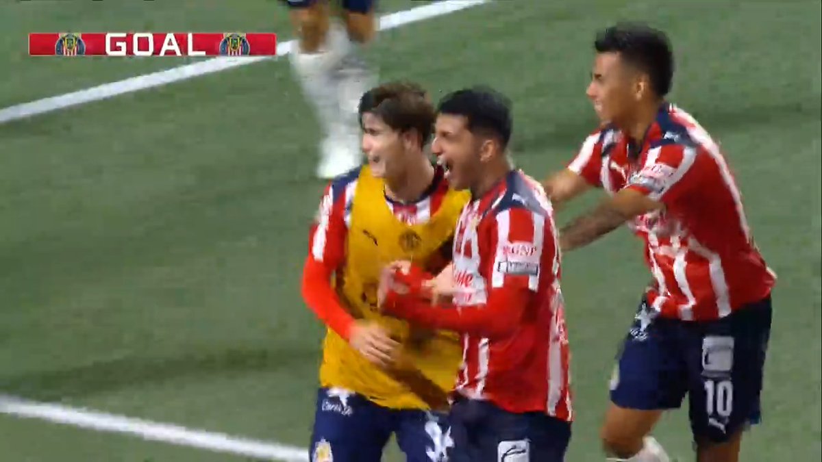 Bryan González with the diving header to give Chivas the lead 😤