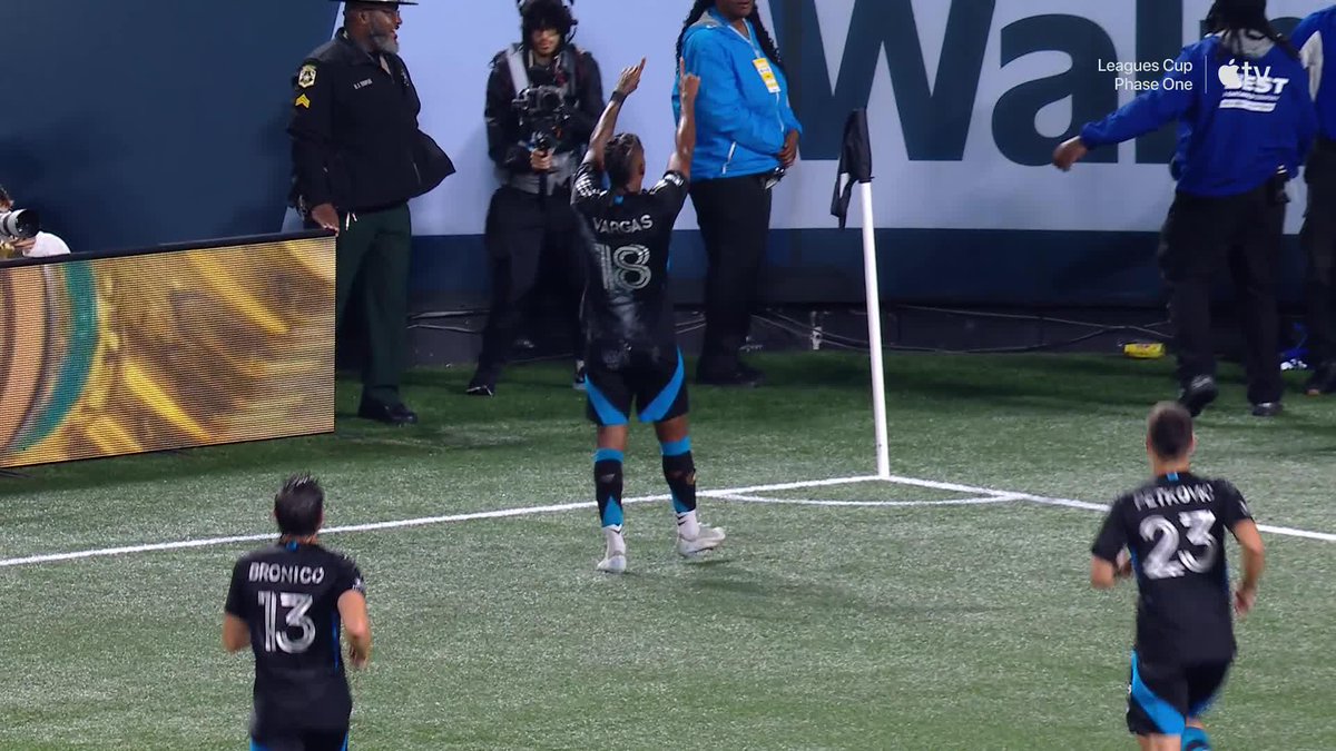 OMG 😱 Kerwin Vargas scores a free kick from a near impossible angle! 90th-minute equalizer sends Charlotte FC to PKs against Chivas! #LeaguesCup2025