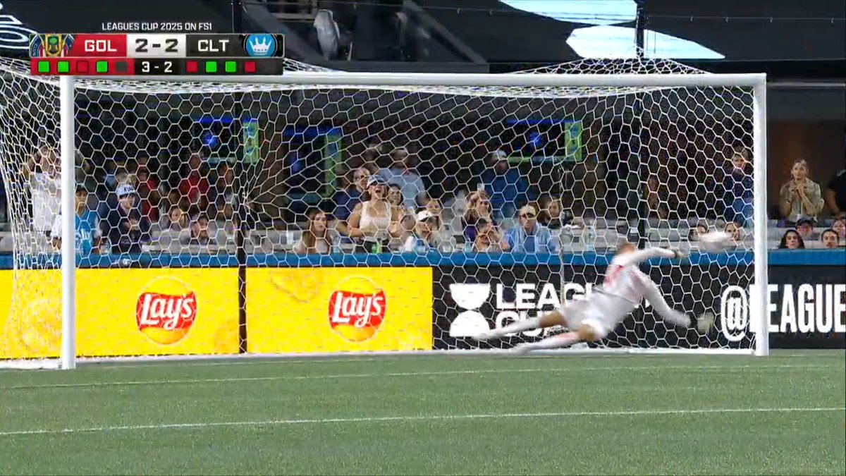 Rangel saves the penalty with his FACE 🤕